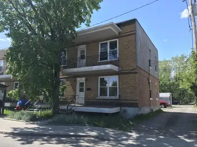 418-655-8281 À voir au 104 Avenue Eugène-Lamontagne, superbe grand 5 1/2, situé au 1er étage avec be...