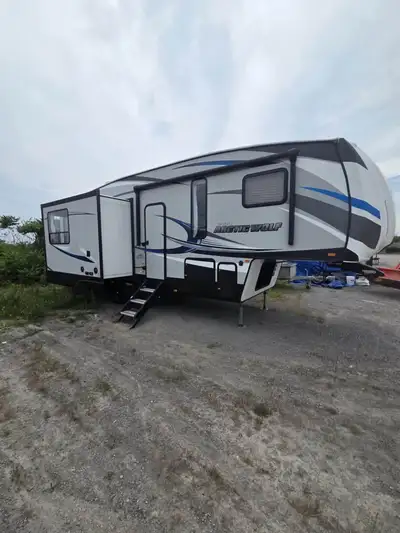 2018 Forest River Arctic Wolf 285DRL4 Fifth wheel, open concept, fireplace, TV, extreme weather pack...
