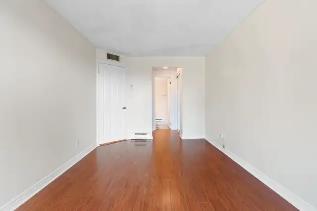 Calm Cambridge 3-bedroom condo in Centretown with parking and storage63373391671171122