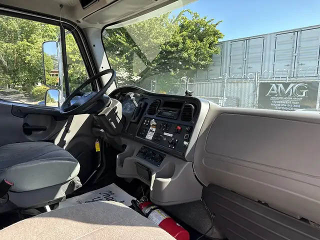 2015 Freightliner M2 106 24 Foot Hydraulic Brake Cube Van with P in Heavy Trucks in City of Toronto - Image 52