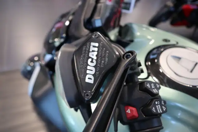 2023 Ducati Diavel V4 Green in Street, Cruisers & Choppers in Edmonton - Image 10