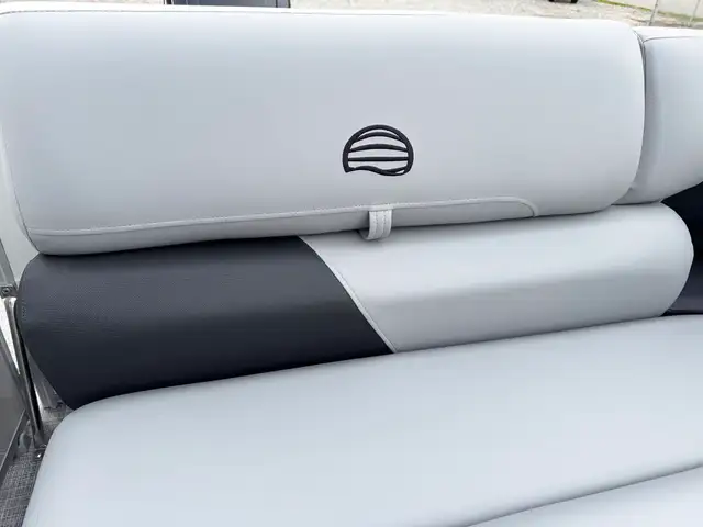 2026 Sun Tracker Party Barge 20 DLX pontoon boat in Powerboats & Motorboats in Prince Albert - Image 32