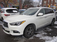 FINISHED IN PEARL WHITE WITH BLACK LEATHER INTERIOR. 7 PASSENGER. ALLOY WHEELS, SUNROOF, HEATED SEAT... (image 2)