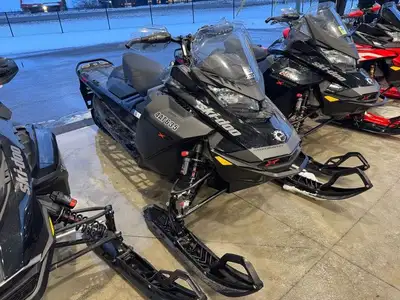 USED 2022 SKI DOO RENEGADEXRS 850 WITH QUICK ADJUST 8,174 KM - READY FOR WHEN THE SNOW HITS! $11,499...