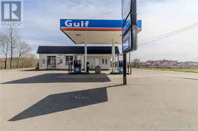 Located on one of East Saint Johns busiest thoroughfares, this well-established convenience store an...