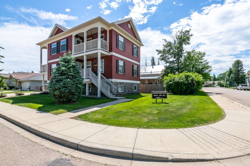 Beautiful Tri- Building in Lacombe! One of a Kind Home! 2