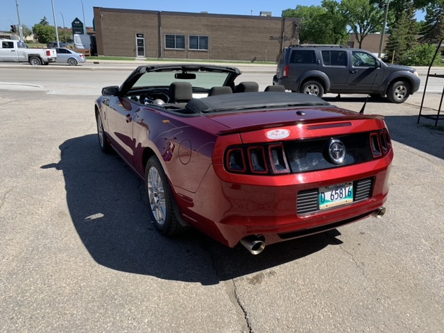 2014 Ford Mustang Premium Convertible Ruby Red ony 79,000 kms in Cars & Trucks in Winnipeg - Image 4