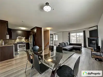 Spacieux condo situé dans un secteur recherché, sur une rue sans issue, ce condo moderne propose un...