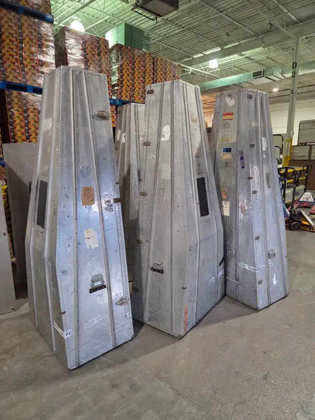 LARGE HARD SIDE METAL TRAVEL CASE for storage, airplanes, boat in Other in Mississauga / Peel Region - Image 5