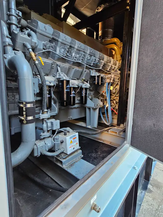 1600 KW 600 V HEAVY DUTY DIESEL GENERATOR  ENCLOSED ON TANK in Heavy Equipment in City of Montréal - Image 17