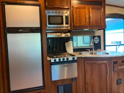 Excellent condition. Very clean and well maintained. This lightweight (7500 lb.) trailer can be haul...
