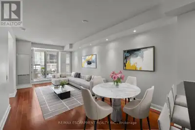 A boutique-inspired Midtown residence at Yonge & Eglinton offering refined urban living. This1+den s...