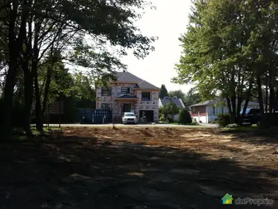 pour MAISON ou GARDERIE Terrain à vendre 75'x100' résidentiel, avec tous les services (eau, égouts e...