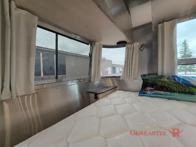2022 Airstream Flying Cloud 23FB in Travel Trailers & Campers in Calgary - Image 27
