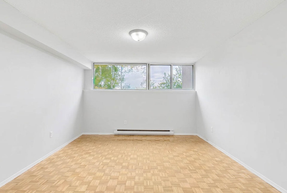 Oshawa 3 Bedrooms Apartment for Rent - 525 St. Lawrence Street 3