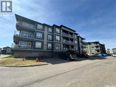 Top floor condo in the heart of Stonebridge! This well-maintained unit features 1 bedroom plus a den...