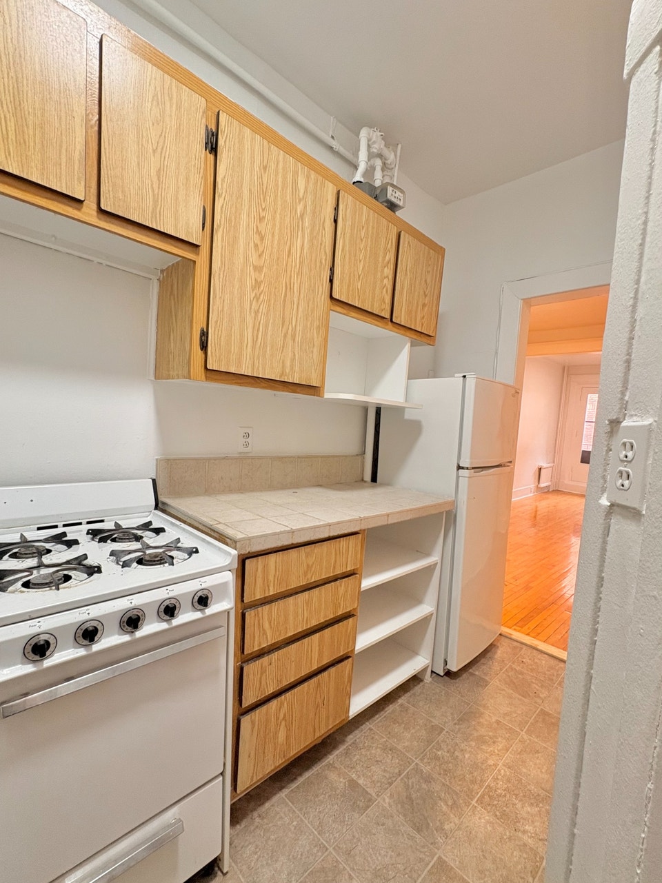 Large 2 bedrooms - Westmount - Appliances and water included 4