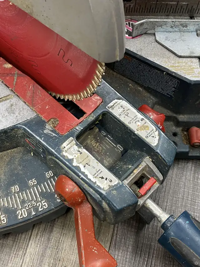 Bosch 4212L Corded Mitre Saw in Power Tools in City of Toronto - Image 5