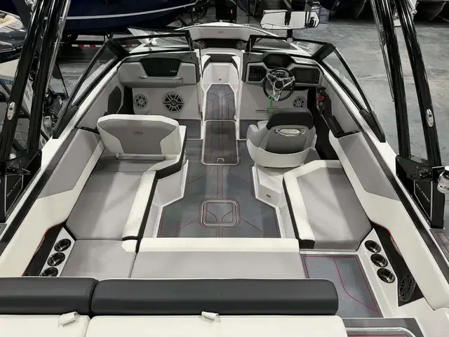 2025 Cobalt Boats CS23 Surf in Powerboats & Motorboats in Saskatoon - Image 7