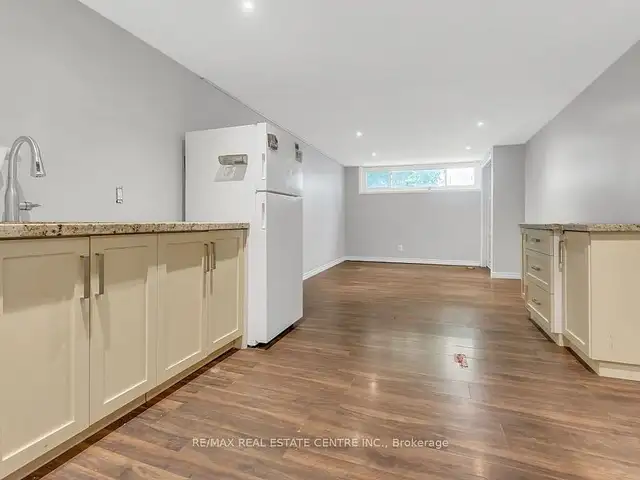 Nicely laid out 4+1 bedroom semi-detached bungalow in Houses for Sale in Oakville / Halton Region - Image 7