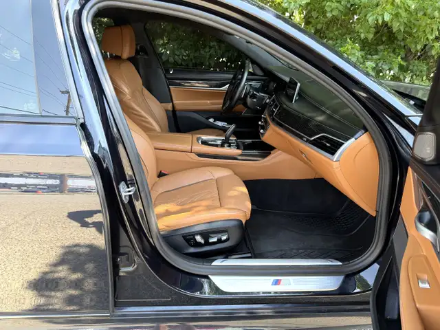 2019 BMW 7 Series 750i xDrive in Cars & Trucks in Calgary - Image 14
