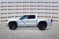 Conquer any adventure in this rugged 2025 Nissan Frontier PRO-4X Crew Cab Pickup. With just 14,403 k... (image 1)