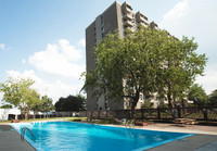 Located in Ottawa South, The Oaks offers excellent value and convenience, featuring an outdoor pool,... (image 8)