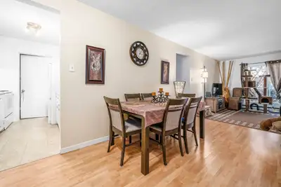 Appartement 5 et demi dans un immeuble situé dans un quartier résidentiel au cœur de Loretteville. P...