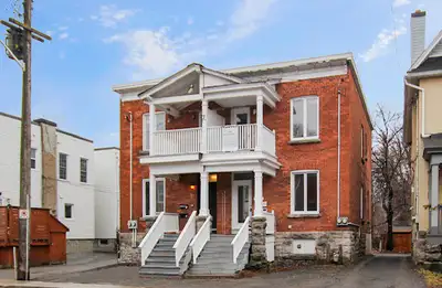 Spacious 2-Bedroom Lower Unit in Centretown West – Available July 1st, 2026 Welcome to Unit 2 – 230...
