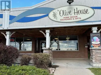 Commercial Building in Simcoe Plaza! Huge opportunity for retail space in the plaza. Previously a gi...