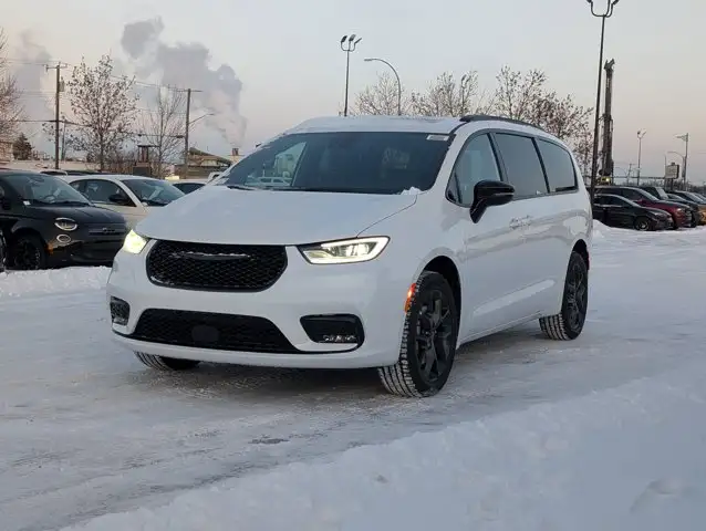 2026 Chrysler Pacifica Select in Cars & Trucks in Edmonton - Image 3