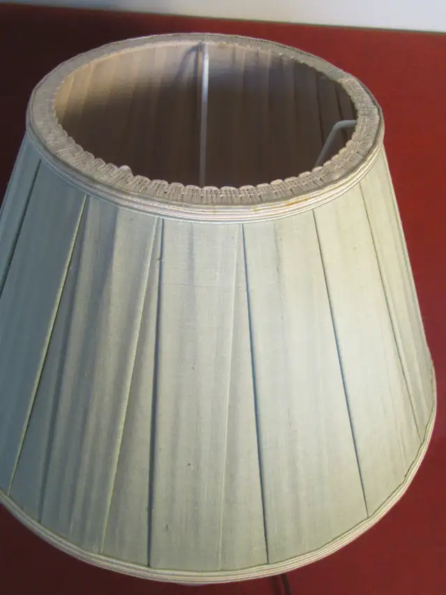 80's Postmodern -Style Ribbed Design Plaster Table Lamp (IKEA?) in Indoor Lighting & Fans in City of Montréal - Image 8
