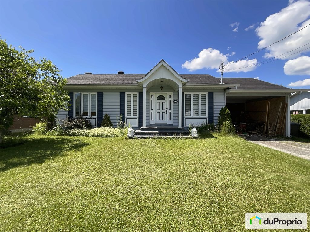 $329,000 - Bungalow for sale in Lac-Megantic — photo 1