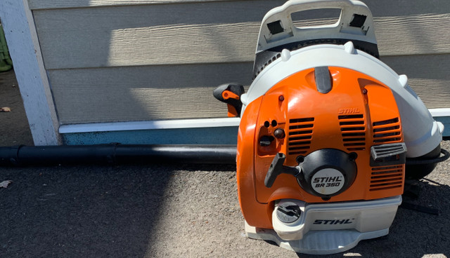 Stihl BR350 Gas Powered Backpack Blower in Lawnmowers & Leaf Blowers in Nanaimo