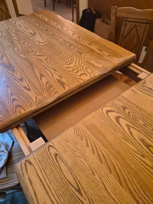 RUSTIC SOLID OAK TABLE W/ 4 CHAIRS in Dining Tables & Sets in Oakville / Halton Region - Image 3