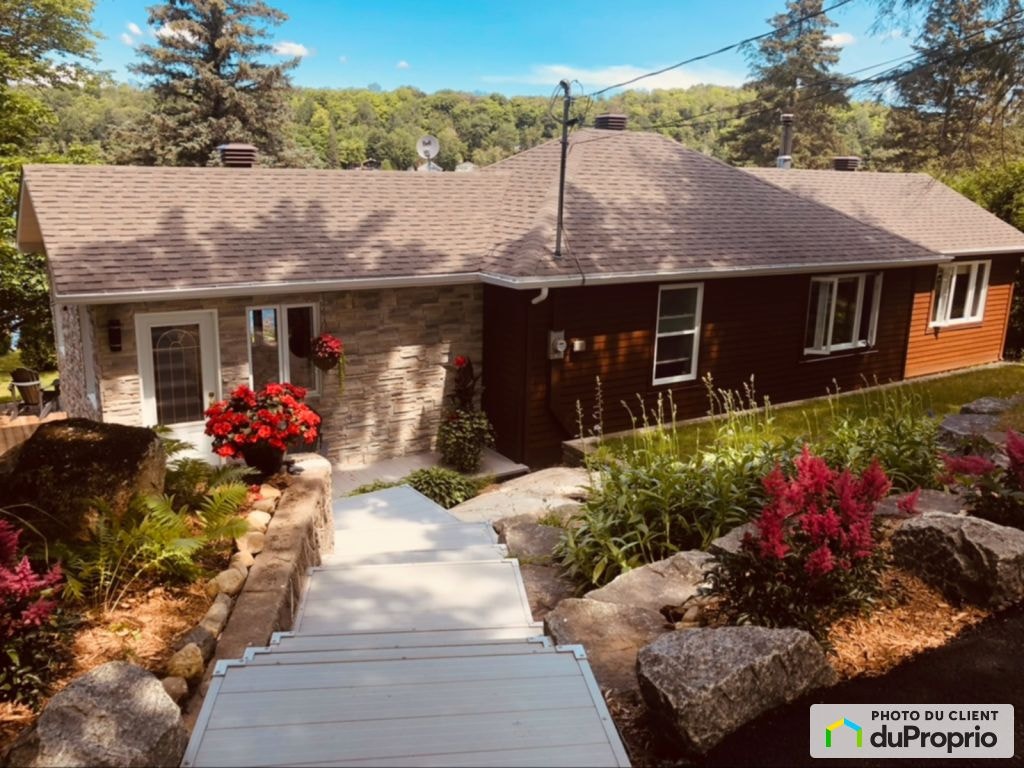 $789,500 - Cottage for sale in St-Calixte — photo 1