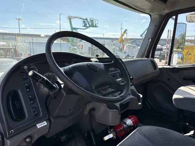 2015 Freightliner M2 106 24 Foot Hydraulic Brake Cube Van with P in Heavy Trucks in City of Toronto - Image 30