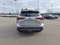 Experience impressive efficiency and capable handling with this 2020 Toyota Highlander Hybrid LE. It... (image 4)
