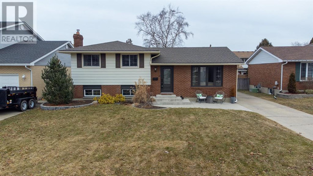 18 DURCO AVENUE Sarnia, Ontario in Houses for Sale in Sarnia - Image 2