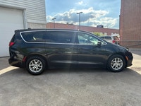 2023 CHRYSLER PACIFICA TOURING -BLACK ON BLACK LEATHER INTERIOR / ALLOY WHEELS / POWER SLIDING DOORS... (image 5)