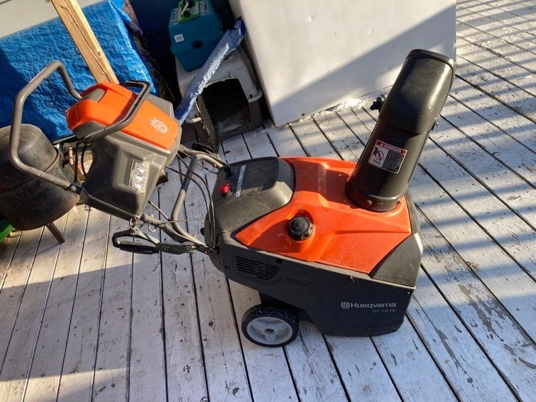 Husqvarna ST 121 Snow blower Snowblowers Edmonton Kijiji