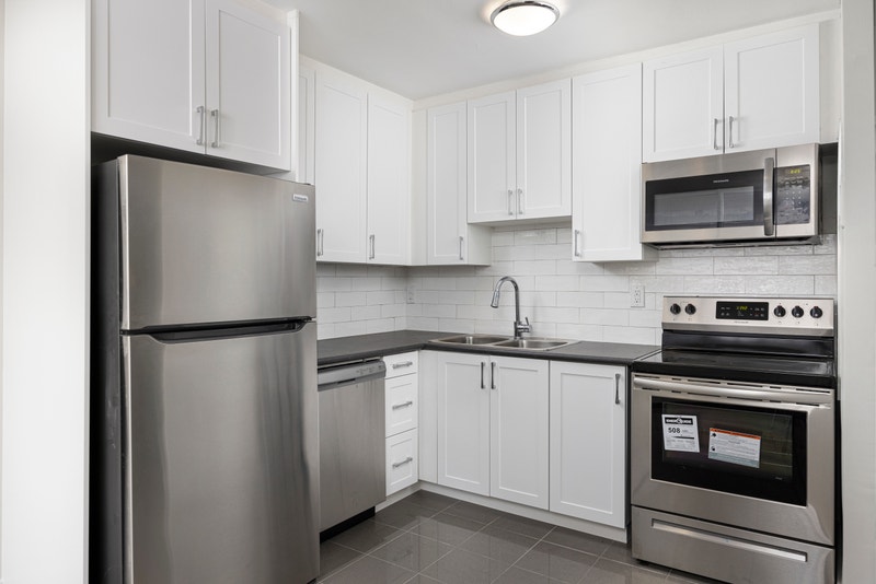 71, 75 & 79 Thorncliffe Park Dr. Bachelor Apartment for Rent Long