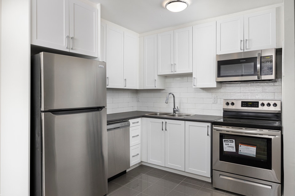 71, 75 & 79 Thorncliffe Park Dr. Bachelor Apartment for Rent Long