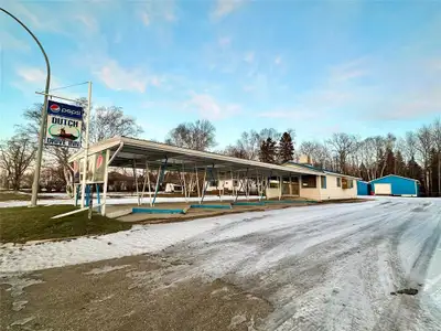 R43//The Pas/This is your chance to own the ICONIC DUTCH DRIVE INN!! Only work half the year! Fantas...