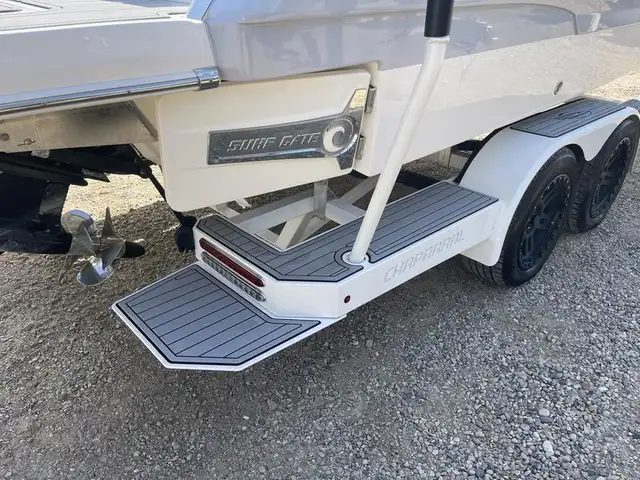 2023 Chaparral 26 Surf - LOADED! Only 22 Hours! in Powerboats & Motorboats in Saskatoon - Image 8