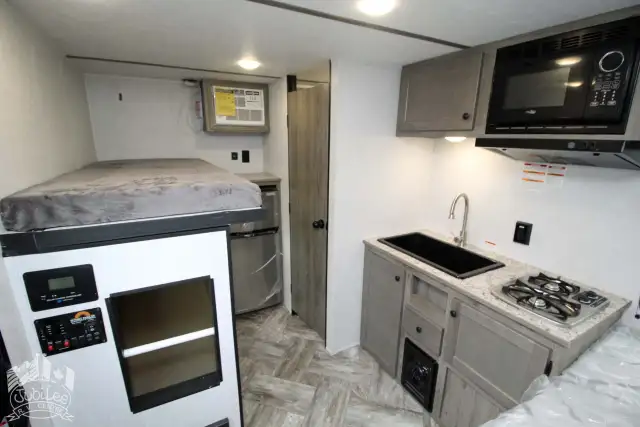 2025 ,Sun Lite,Sunset Park RV 13BH in Travel Trailers & Campers in Kamloops - Image 5