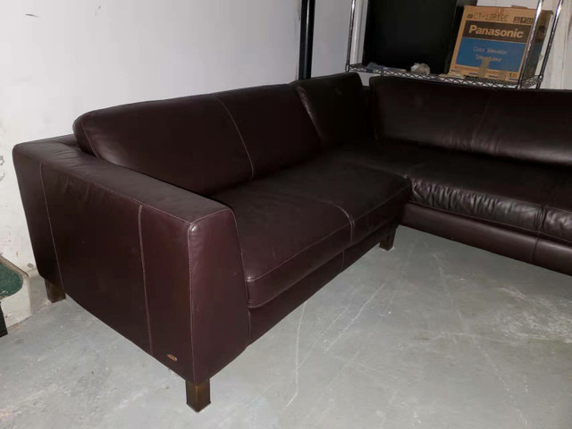 Made in Italy Brown 100% Cowhide Leather Sectional Sofa Like New in Couches & Futons in Belleville - Image 2