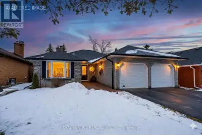 Immaculate, incredibly well-maintained 2+2 bedroom bungalow in highly desired Bobcaygeon Heights, of...
