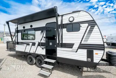 Located in Winfield, BC Call or Text 250-766-4607 Voyager RV Centre 1-800-668-1447 Luxury Interior P...