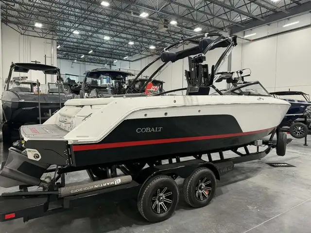 2025 Cobalt Boats CS23 Surf in Powerboats & Motorboats in Saskatoon - Image 5
